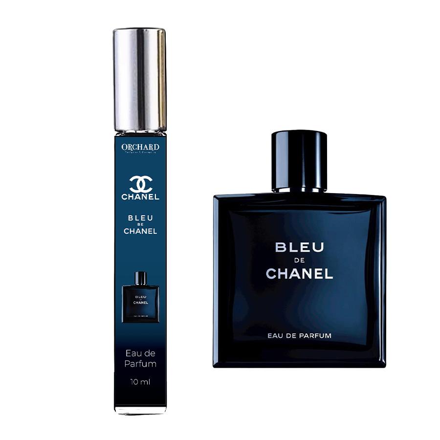Một người đàn ông lịch lãm xịt nước hoa Bleu de Chanel Parfum lên da một cách tinh tế.